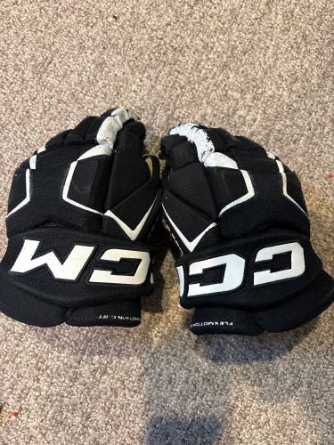 CCM D30 Gloves 10" (Used)