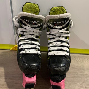 Black Bauer Vapor X4 Hockey Skates Regular Width 12.5 (Used)