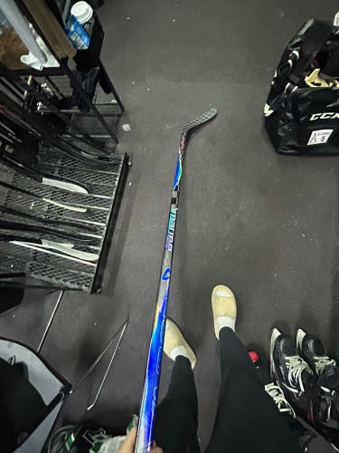 Intermediate Bauer Vapor Flylite Right Handed Hockey Stick P28 65 Flex (Used)