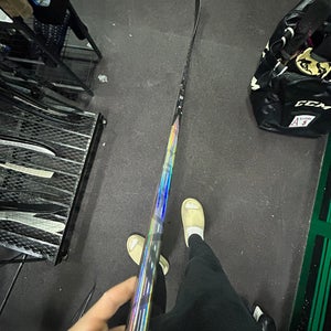 Intermediate Bauer Vapor Flylite Right Handed Hockey Stick P28 65 Flex (Used)
