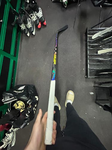Intermediate Bauer Vapor Flylite Right Handed Hockey Stick P28 65 Flex (Used)