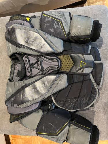 Small 2023 Bauer Mach Goalie Chest Protector (Used)