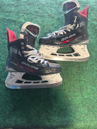 Intermediate Bauer Vapor X4 Hockey Skates  (Fit 1) Size 5 (Used)