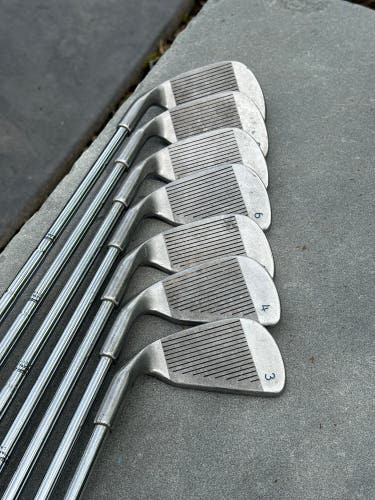 Men's Right Handed Iron Set Regular Flex (7 Clubs) #3 - #9 Graphite/Steel Shaft (Used)