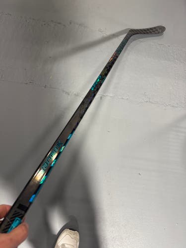 Junior Bauer Twitch Hockey Stick Right Handed P28 50 Flex (Used)
