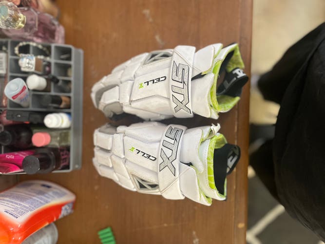 STX Cell V Lacrosse Gloves (Used) Great feel on your stick, Fit small used for one practice.