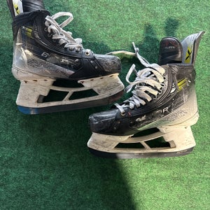Intermediate Bauer Vapor Hyperlite 2 Hockey Skates (Fit 2) Size 6.5 (Used)