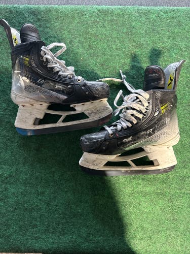 Intermediate Bauer Vapor Hyperlite 2 Hockey Skates (Fit 2) Size 6.5 (Used)