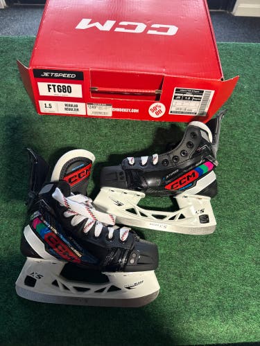 Junior CCM JetSpeed FT680 Hockey Skates (Regular) Size 1.5 (New)