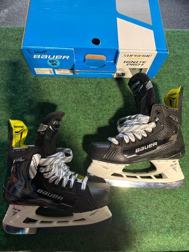 Intermediate Bauer Supreme Ignite Pro+ S22 Hockey Skates (Fit 1) Size 5.5 (New)