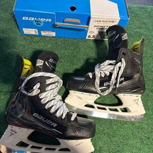 Intermediate Bauer Supreme Ignite Pro+ S22 Hockey Skates (Fit 1) Size 6.5 (New)