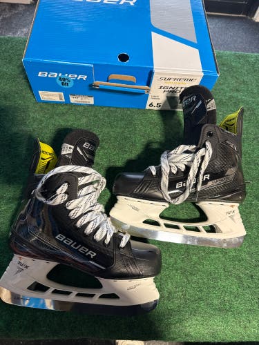 Intermediate Bauer Supreme Ignite Pro+ S22 Hockey Skates (Fit 1) Size 6.5 (New)
