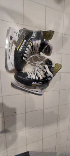 Black/Yellow 2024 Bauer Vapor X4 Hockey Skates Regular Width Size 3.5 (Used)
