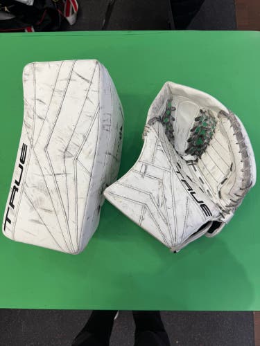 Intermediate True Catalyst 7x3 Goalie Gloves & Blockers Regular (Used)