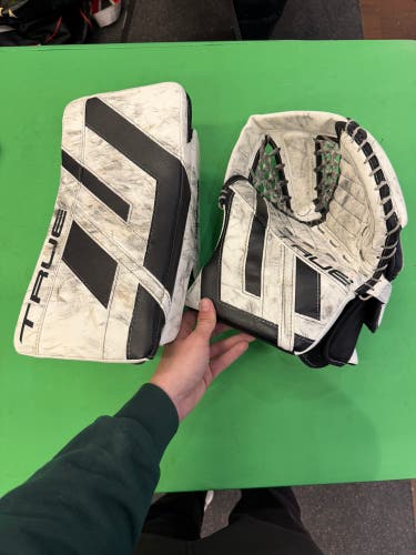 Intermediate True HZRDUS 7x4 Goalie Gloves & Blockers Regular (Used)