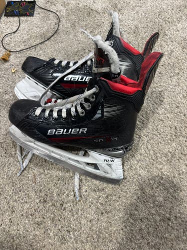 Bauer Vapor X4 Hockey Skates Size 5.5 (Used)