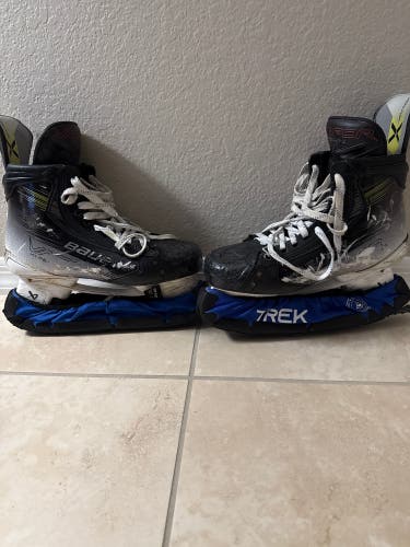 2023 Bauer Vapor Hyperlite 2 Hockey Skates Regular Width 9 (Used)