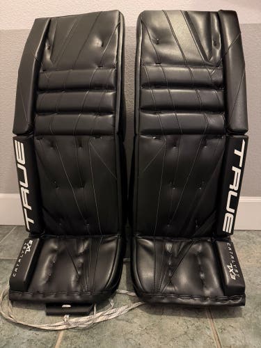 33" 2024 True Catalyst 7X3 Goalie Leg Pads (Used)