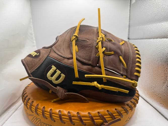 Pitcher's RH Wilson A2000 B2 Baseball Glove 12" (Used)