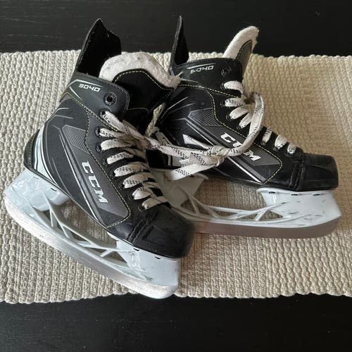 Black/Gray CCM 9040 Hockey Skates Size 2 (Used)
