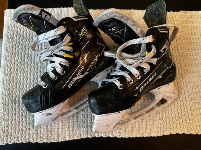 Black/Yellow 2024 Bauer Supreme M40 Hockey Skates Size 3 (Used)