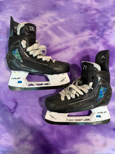 Intermediate True SVH Hockey Skates Regular Width Size 5.5 (Used)