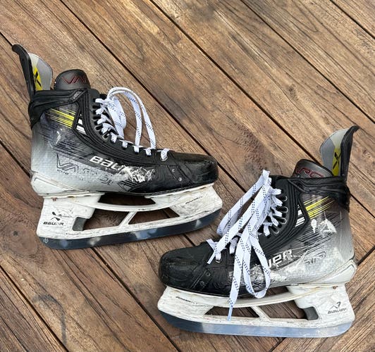 2023 Bauer Vapor Hyperlite 2 Hockey Skates Regular Width 8.5 (Used)