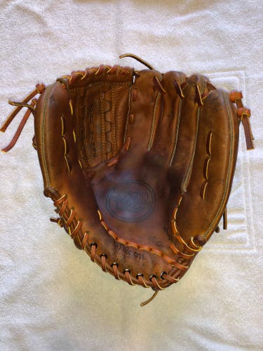 Wilson A2000 RH Outfield Baseball Glove 12.5" (Used)