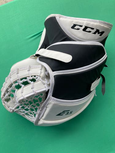 Senior Regular CCM Extreme Flex E3.5 Goalie Glove