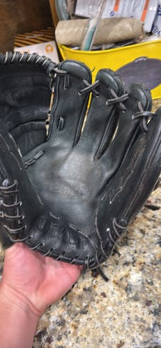 Wilson A2000 RH Pitcher's Baseball Glove 11.75" (Used)