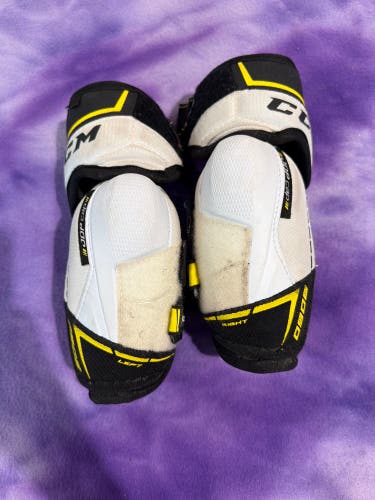 Junior Medium CCM Tacks 9060 Elbow Pads (Used)
