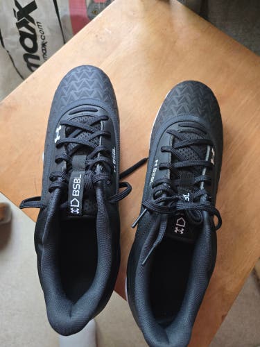 Black Men's Size M 12.5 (W 13.5) Adult Under Armour Low Top Molded Cleats (New)
