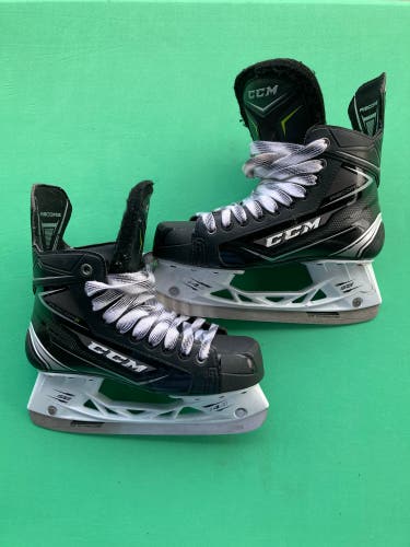 Intermediate CCM Ribcor Silver Hockey Skates | Size 5