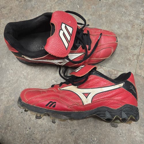 Red Men's Size M 7.5 (W 8.5) Mizuno Low Top (Used)