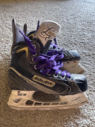 2012 Bauer Vapor X7.0 Hockey Skates Regular Width Size 3.5 (Used)