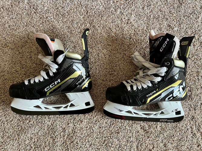 2022 CCM AS-V Pro Hockey Skates Regular Width 8 (Used)