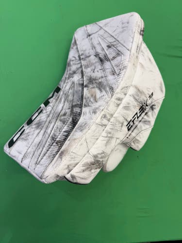 Senior CCM Extreme Flex 7.9 Goalie Gloves & Blockers Regular (Used)