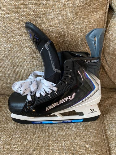 Bauer Vapor Flylite Hockey Skates Size 8.5 Fit 3 (Barely Used) with new Fly-X Runners