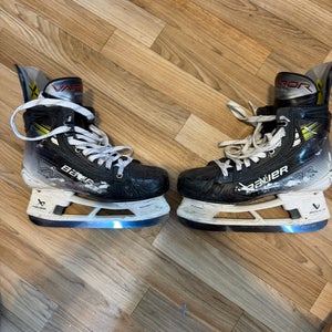 2023 Bauer Vapor Hyperlite 2 Hockey Skates Regular Width 7.5 (Used)