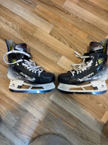 2023 Bauer Vapor Hyperlite 2 Hockey Skates Regular Width 7.5 (Used)