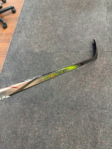 Junior Bauer Vapor Hyperlite 2 Hockey Stick Right Handed P28 30 Flex (Used)