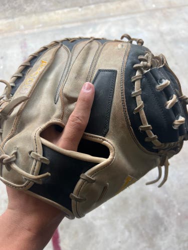 Wilson A2000 RH Catcher's Glove 33.5" (Used)