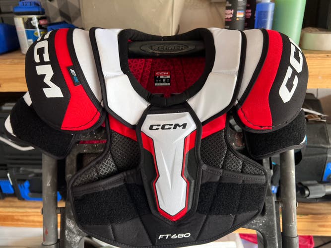 Men's Large Junior CCM JetSpeed FT680 Shoulder Pads (Used)