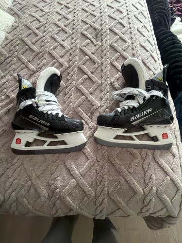 Black 2023 Bauer Vapor Hyperlite 2 Hockey Skates Regular Width Pro Stock 7 (New)