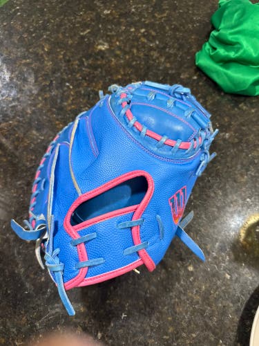 Wilson A2000 Autism Awareness RH Catcher's Glove 33" (Used)