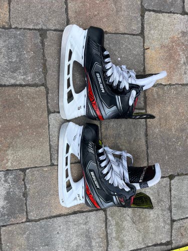 Black 2019 Bauer Vapor X2.9 Hockey Skates Size 3.5 (Used)