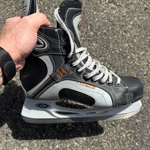 Black/Gray Easton Synergy 200 Hockey Skates Regular Width 10 (Used)