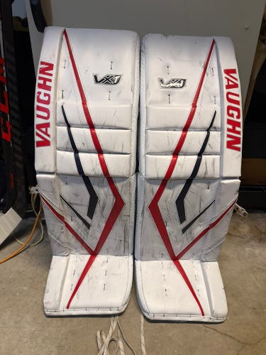 35" Vaughn VX1 Pro Carbon Goalie Leg Pads (Used)