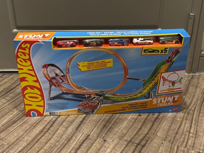 Hot Wheels Stunt Tracks Action Power Shift Motorized Raceway With 5 Cars New