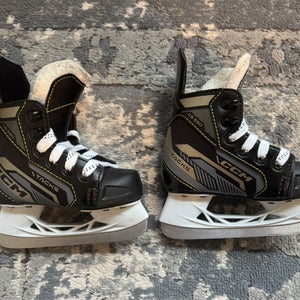 CCM AS-550 Hockey Skates Regular Width 6 (Used)